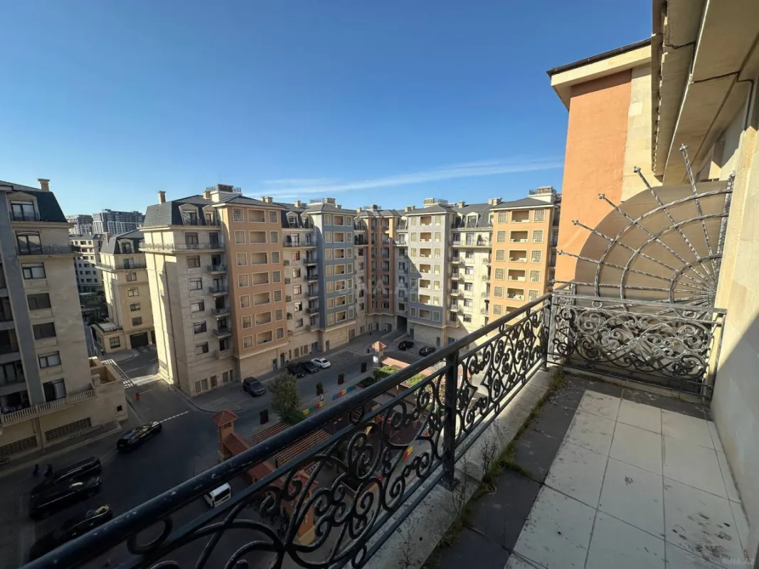 Satılır 4 otaqlı mənzil 180.9 m²