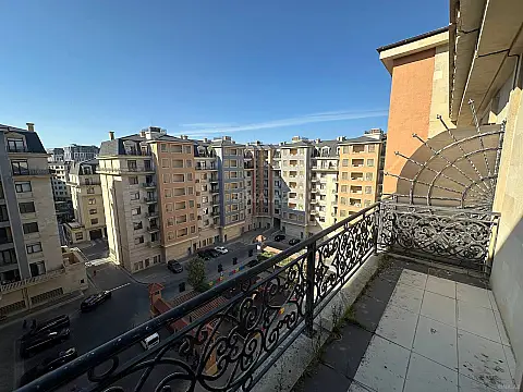 Satılır 4 otaqlı mənzil 180.9 m²