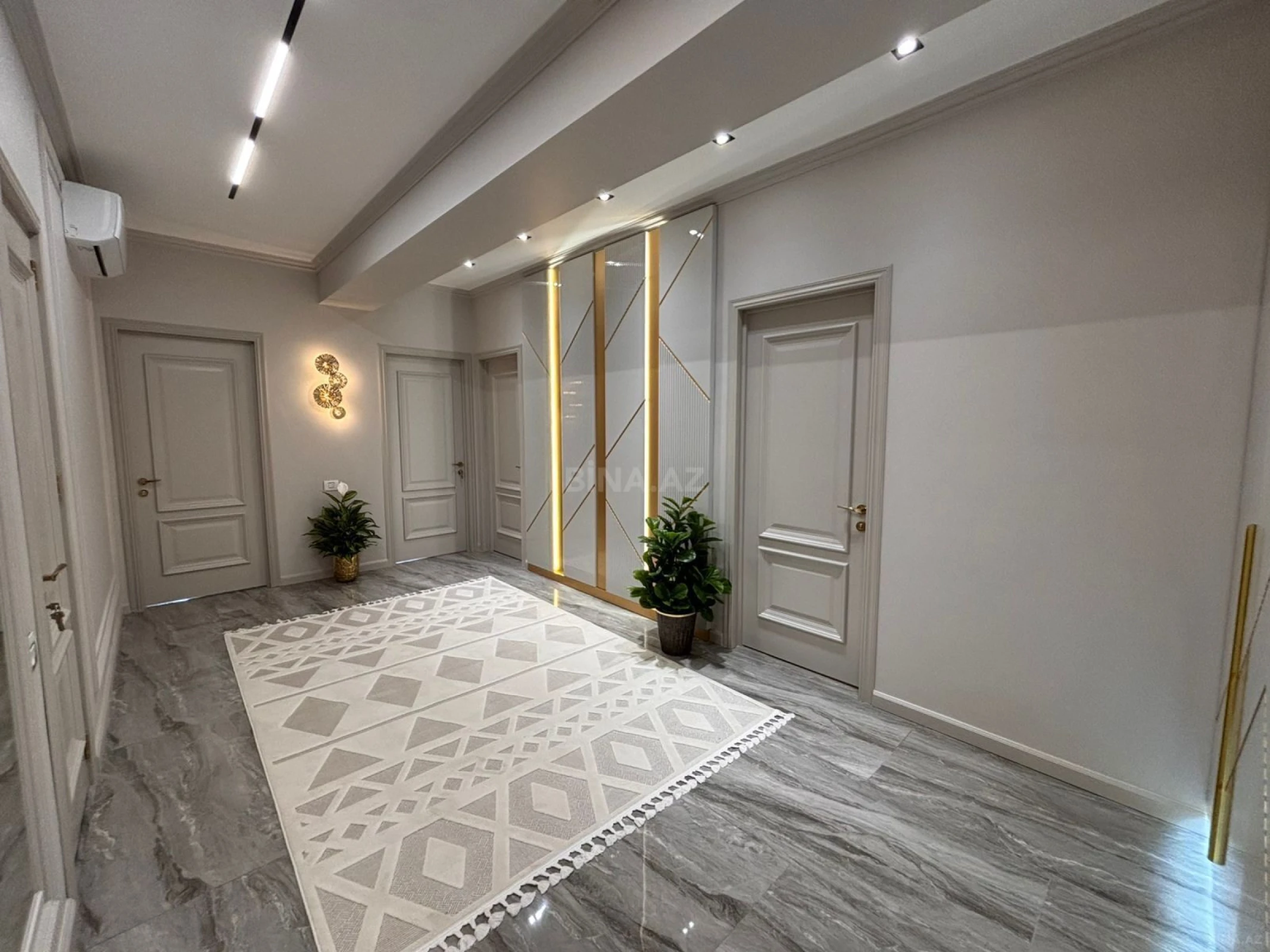 Satılır 3 otaqlı mənzil 127 m²
