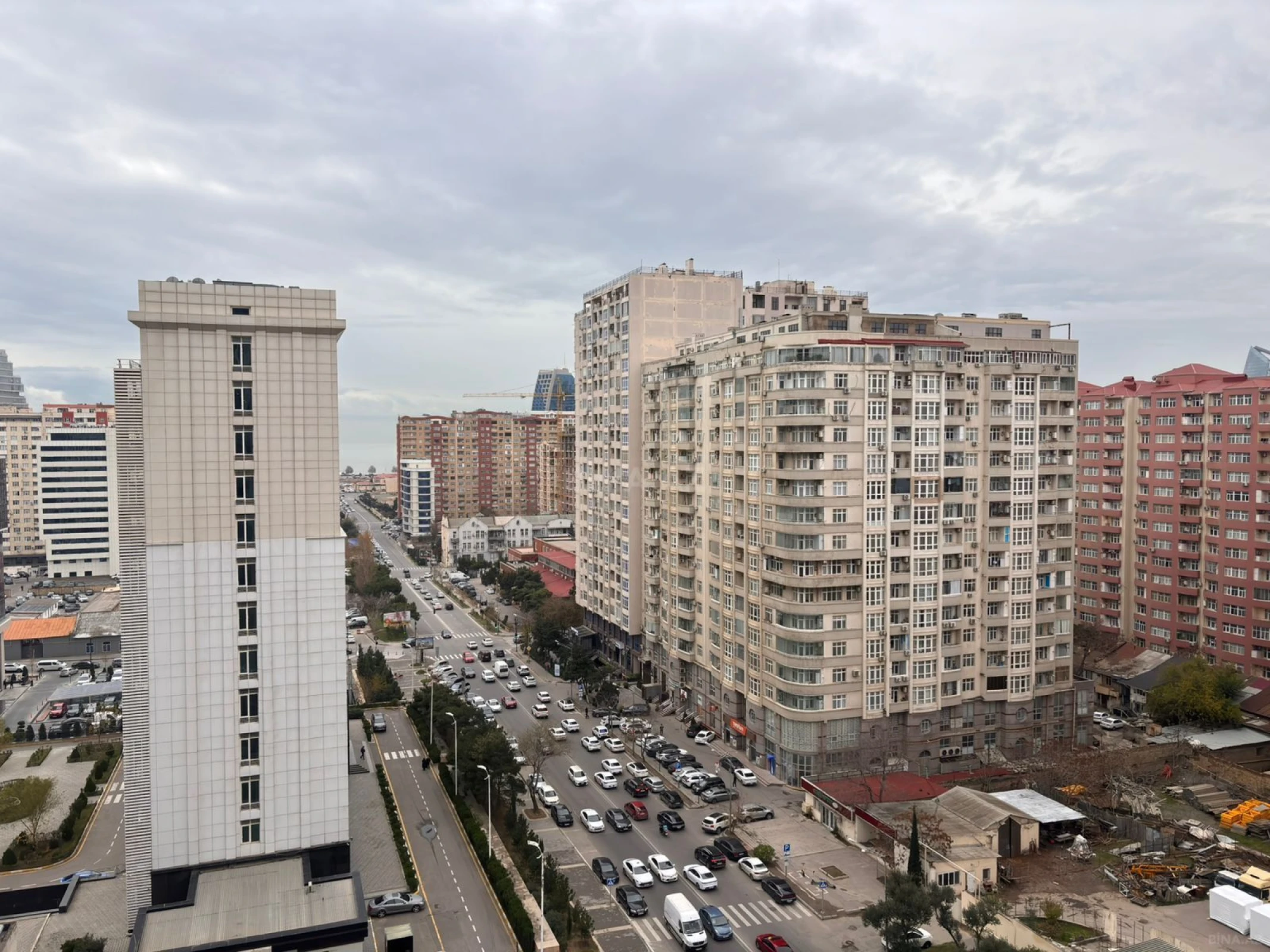Satılır 3 otaqlı mənzil 127 m²