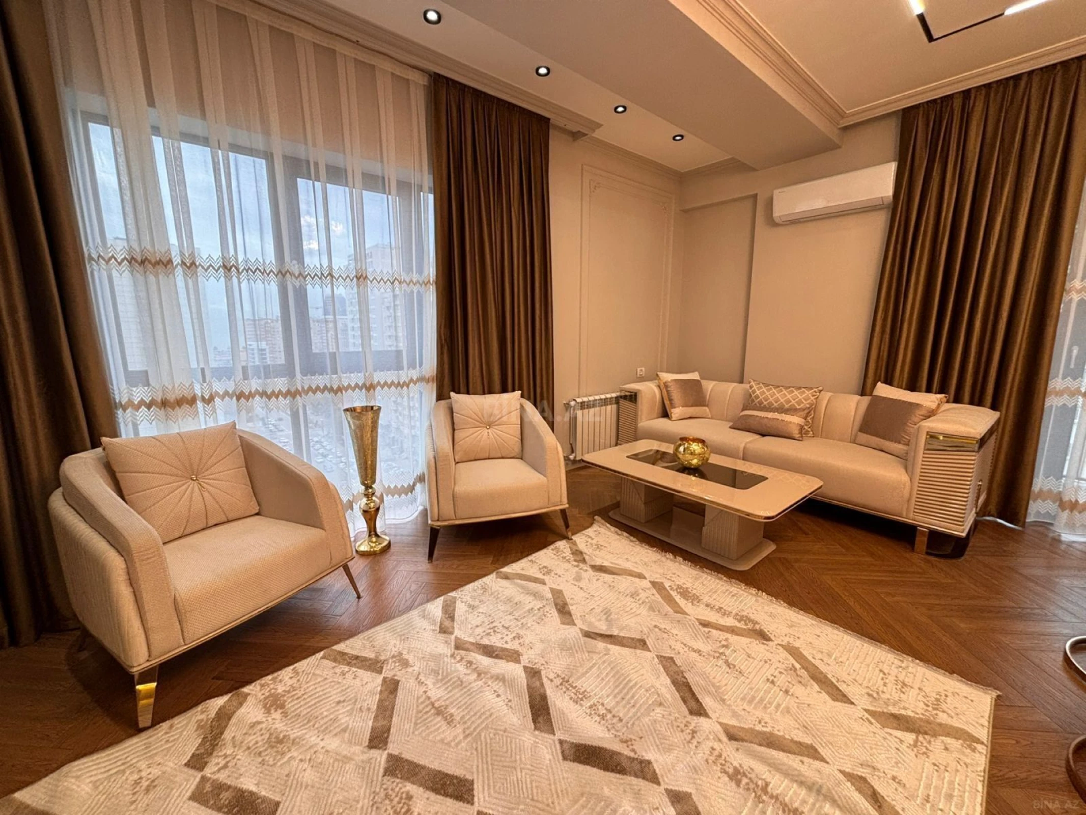 Satılır 3 otaqlı mənzil 127 m²