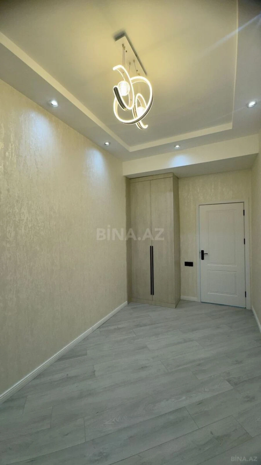 Satılır 4 otaqlı mənzil 115 m²