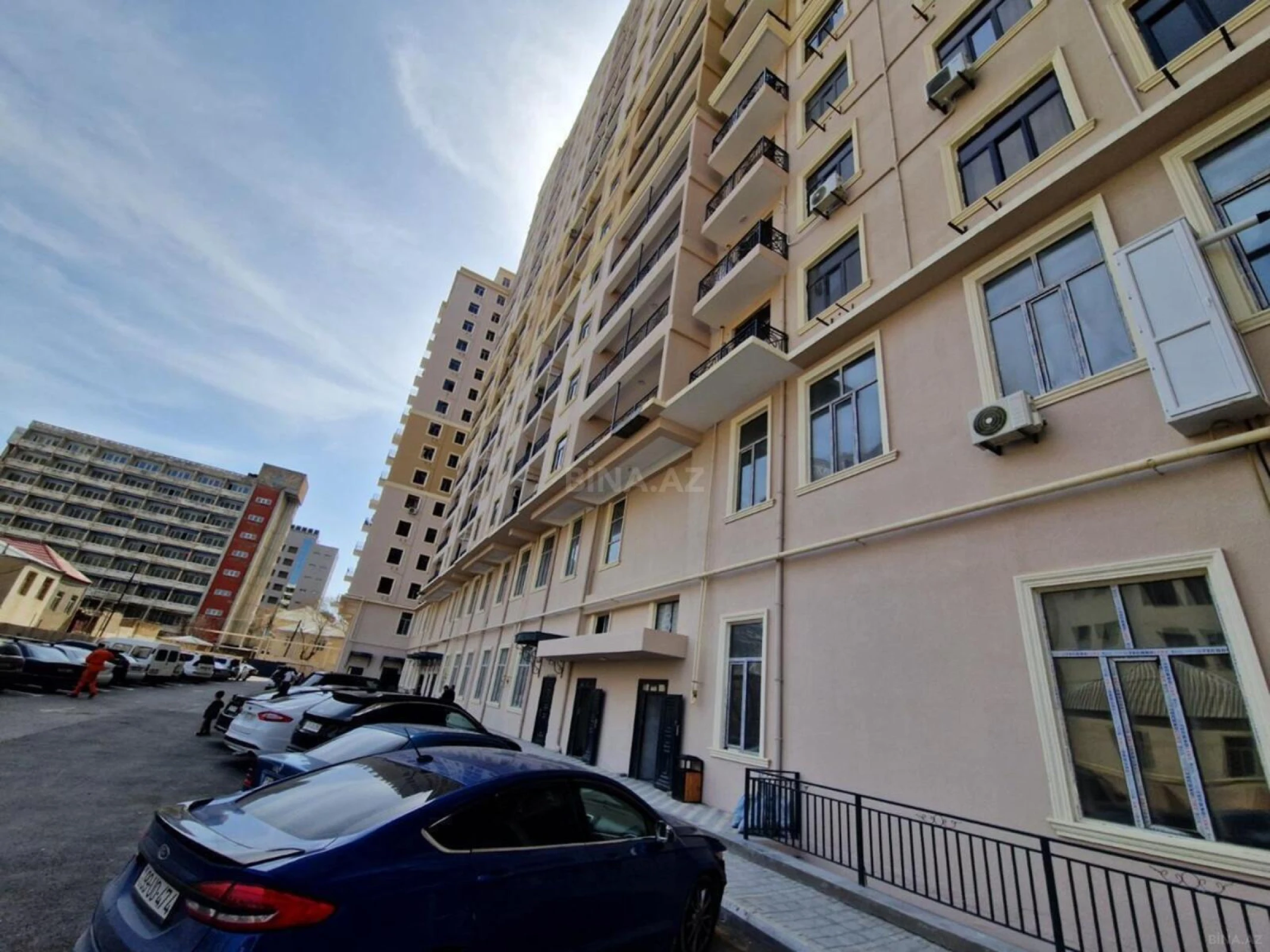 Satılır 3 otaqlı mənzil 137 m²