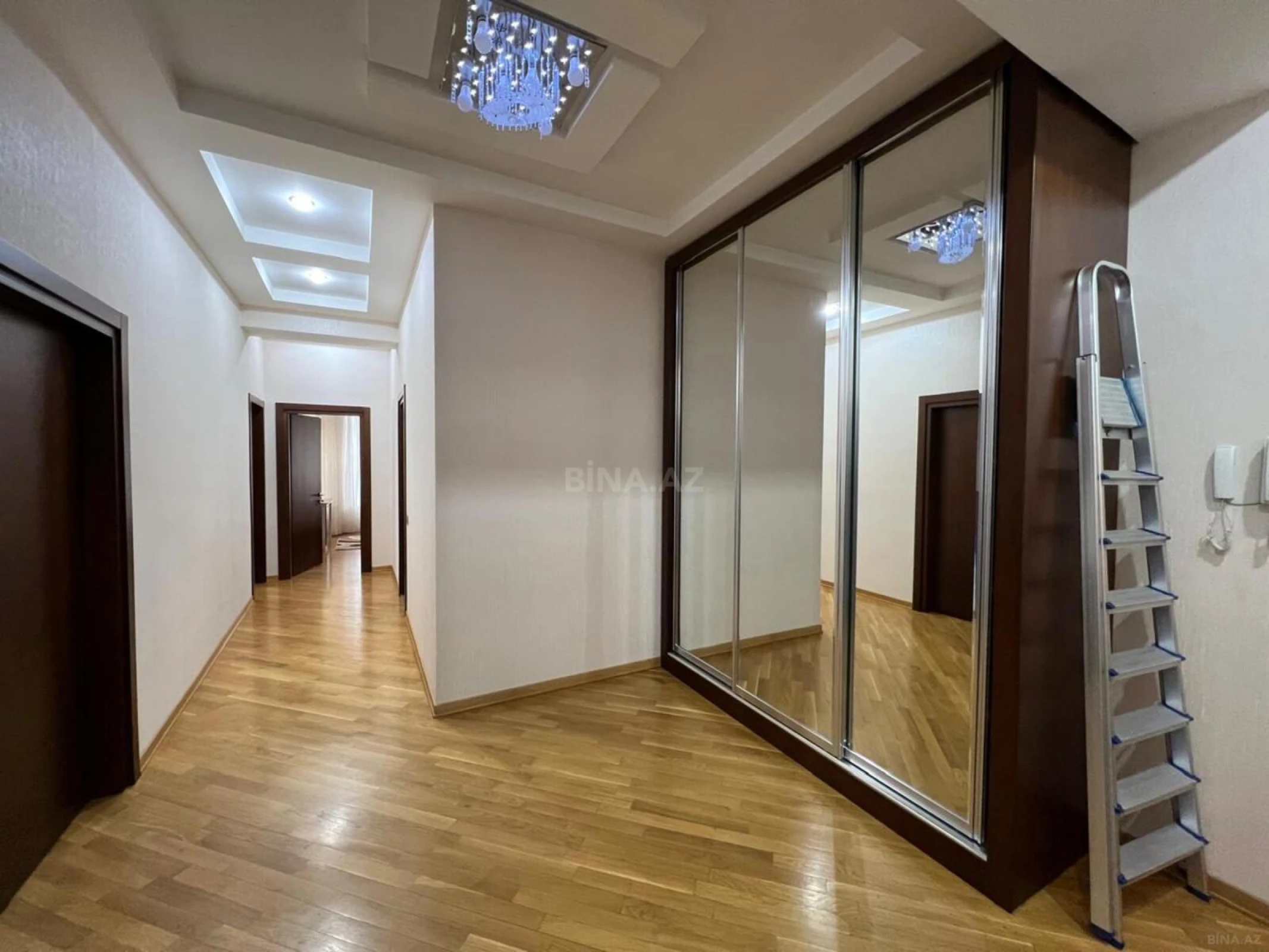Satılır 3 otaqlı mənzil 140 m²