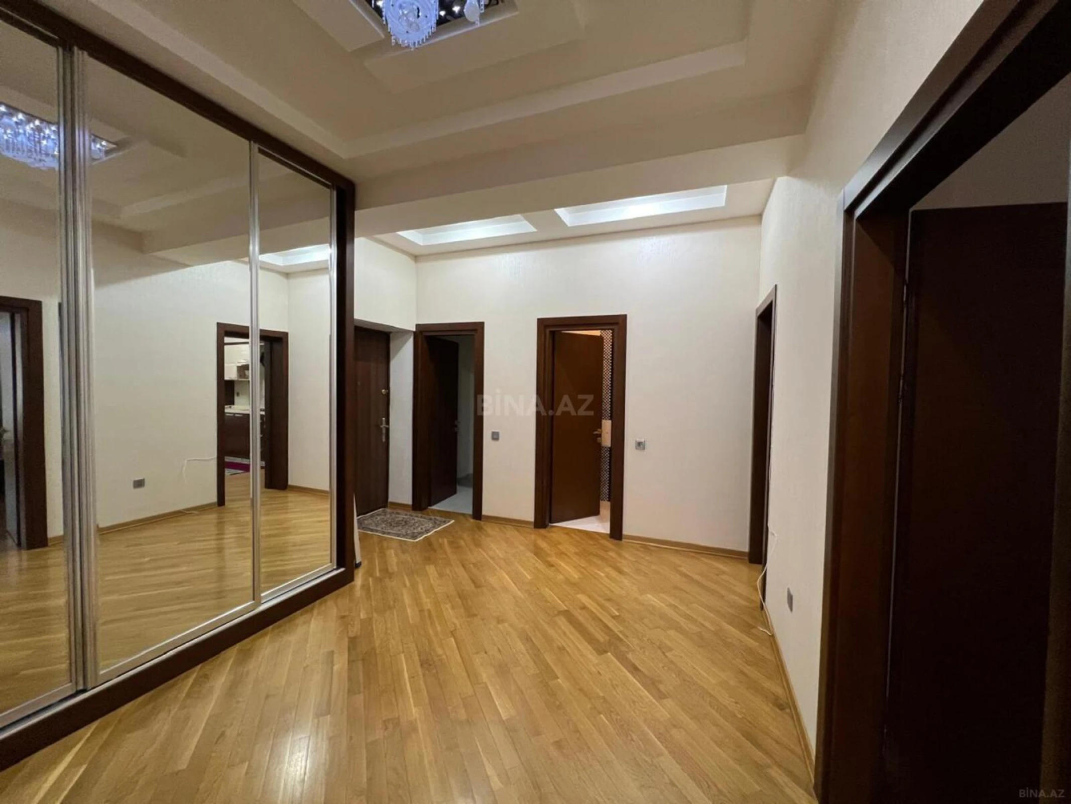 Satılır 3 otaqlı mənzil 140 m²