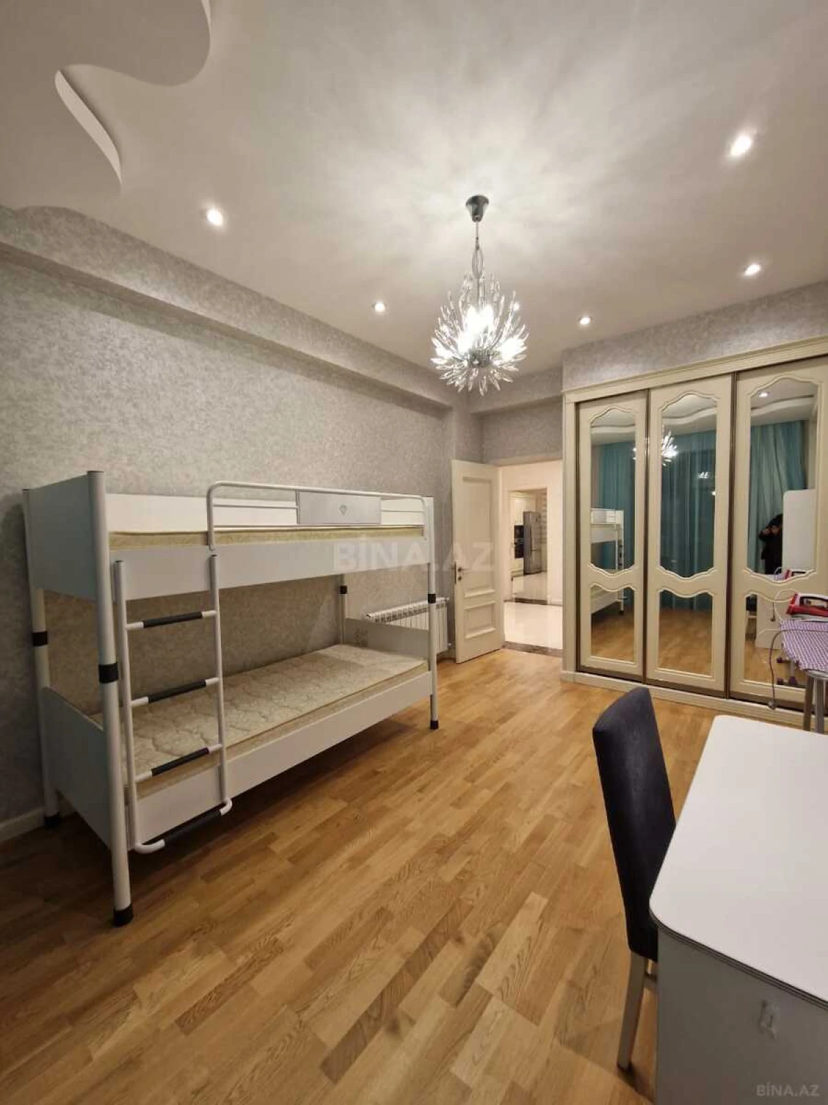 Kirayə verilir 3 otaqlı mənzil 180 m²