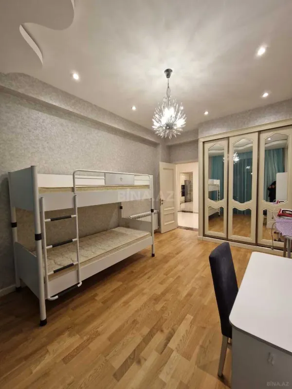 Kirayə verilir 3 otaqlı mənzil 180 m²