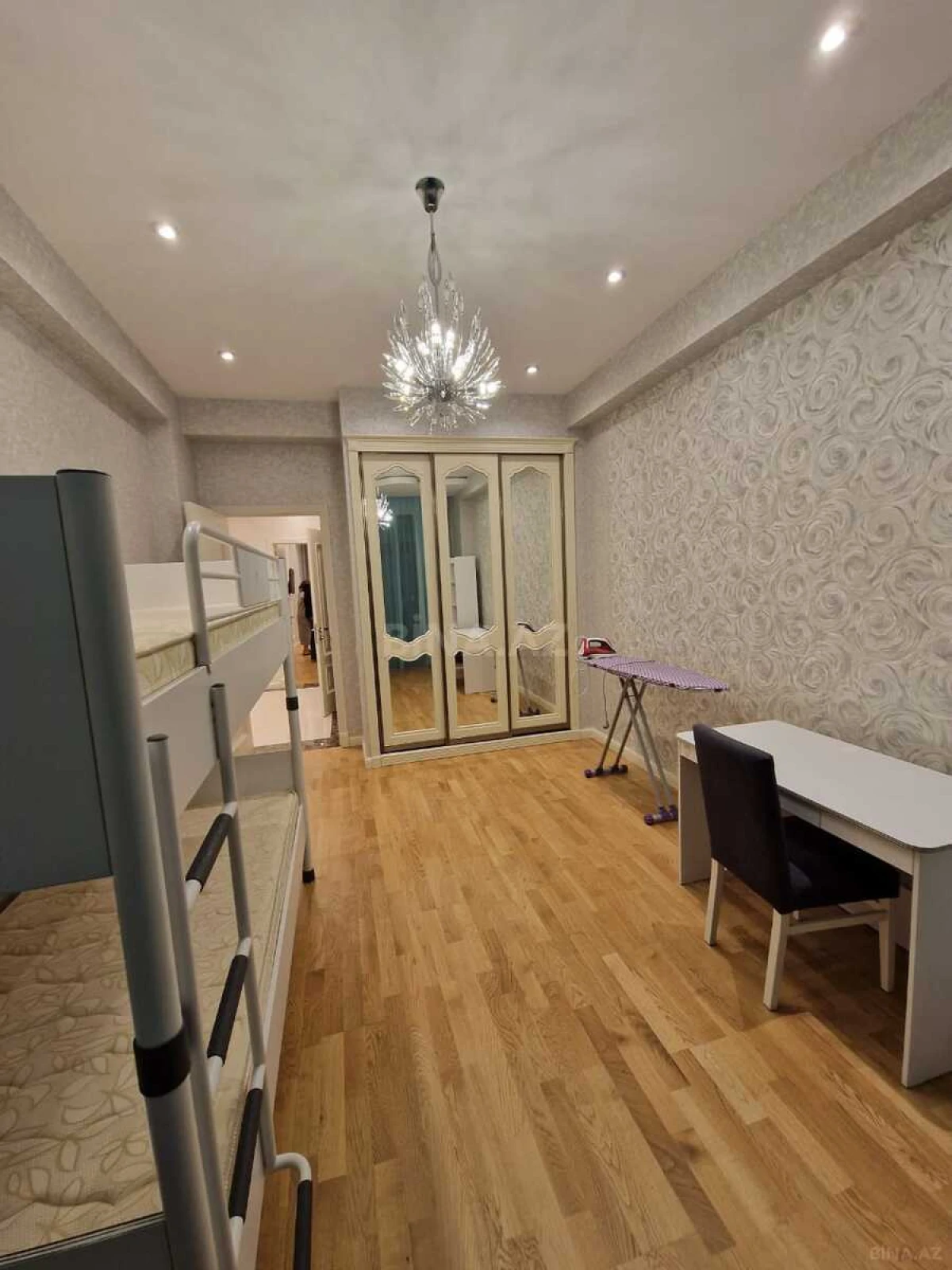 Kirayə verilir 3 otaqlı mənzil 180 m²