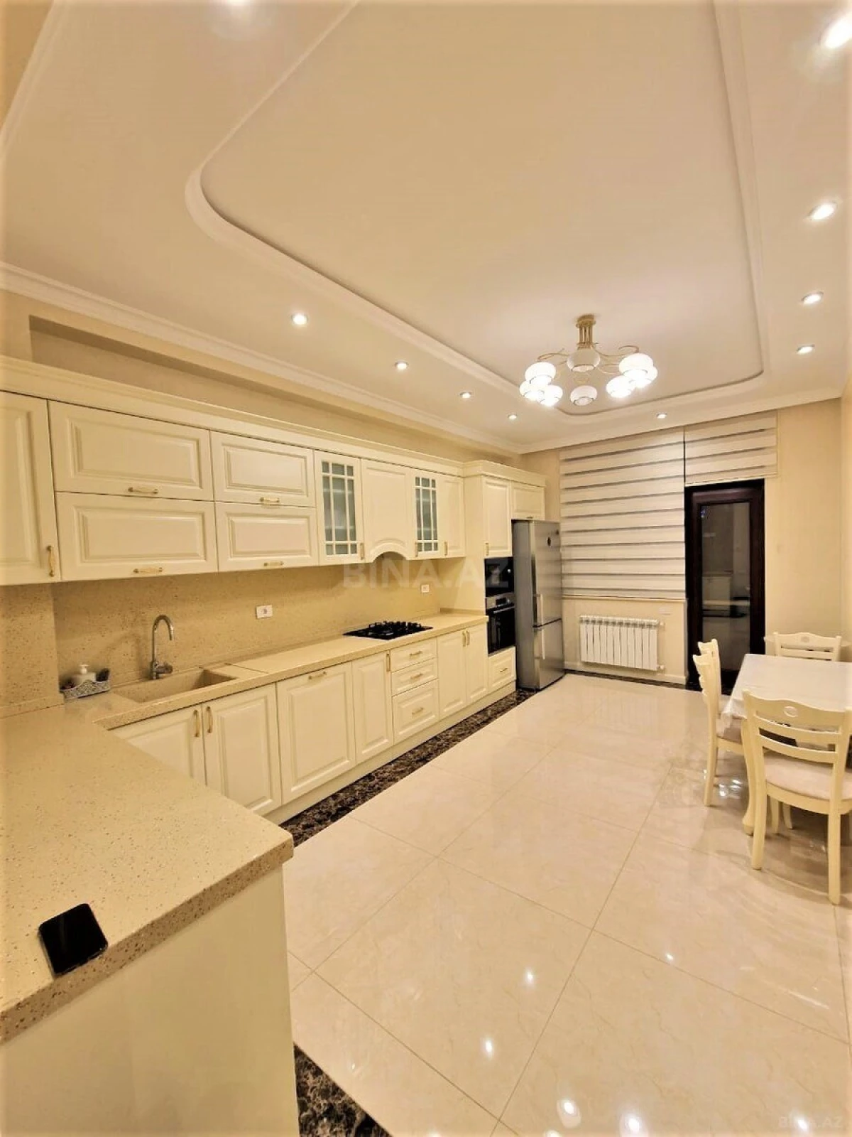 Kirayə verilir 3 otaqlı mənzil 180 m²