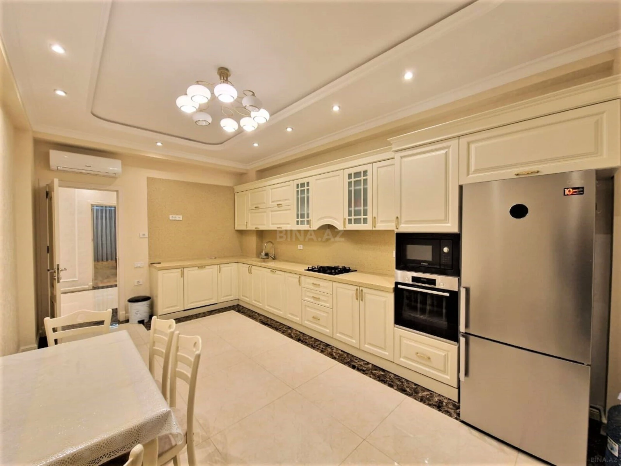 Kirayə verilir 3 otaqlı mənzil 180 m²