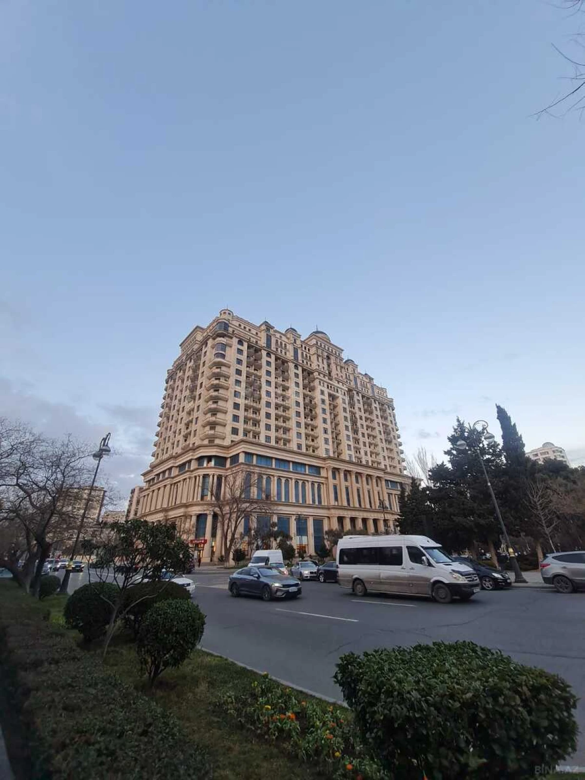 Satılır 4 otaqlı mənzil 175 m²