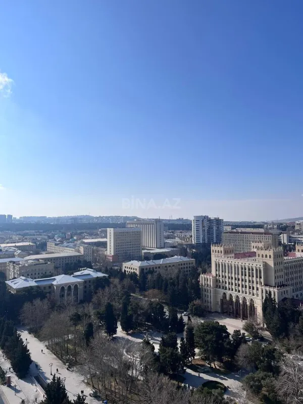 Satılır 4 otaqlı mənzil 175 m²