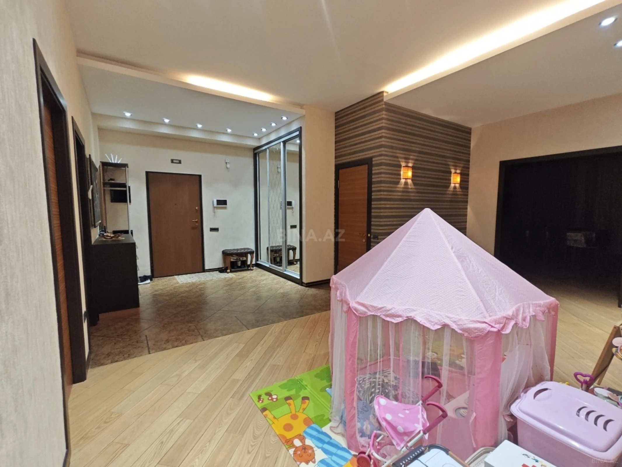 Satılır 4 otaqlı mənzil 196 m²