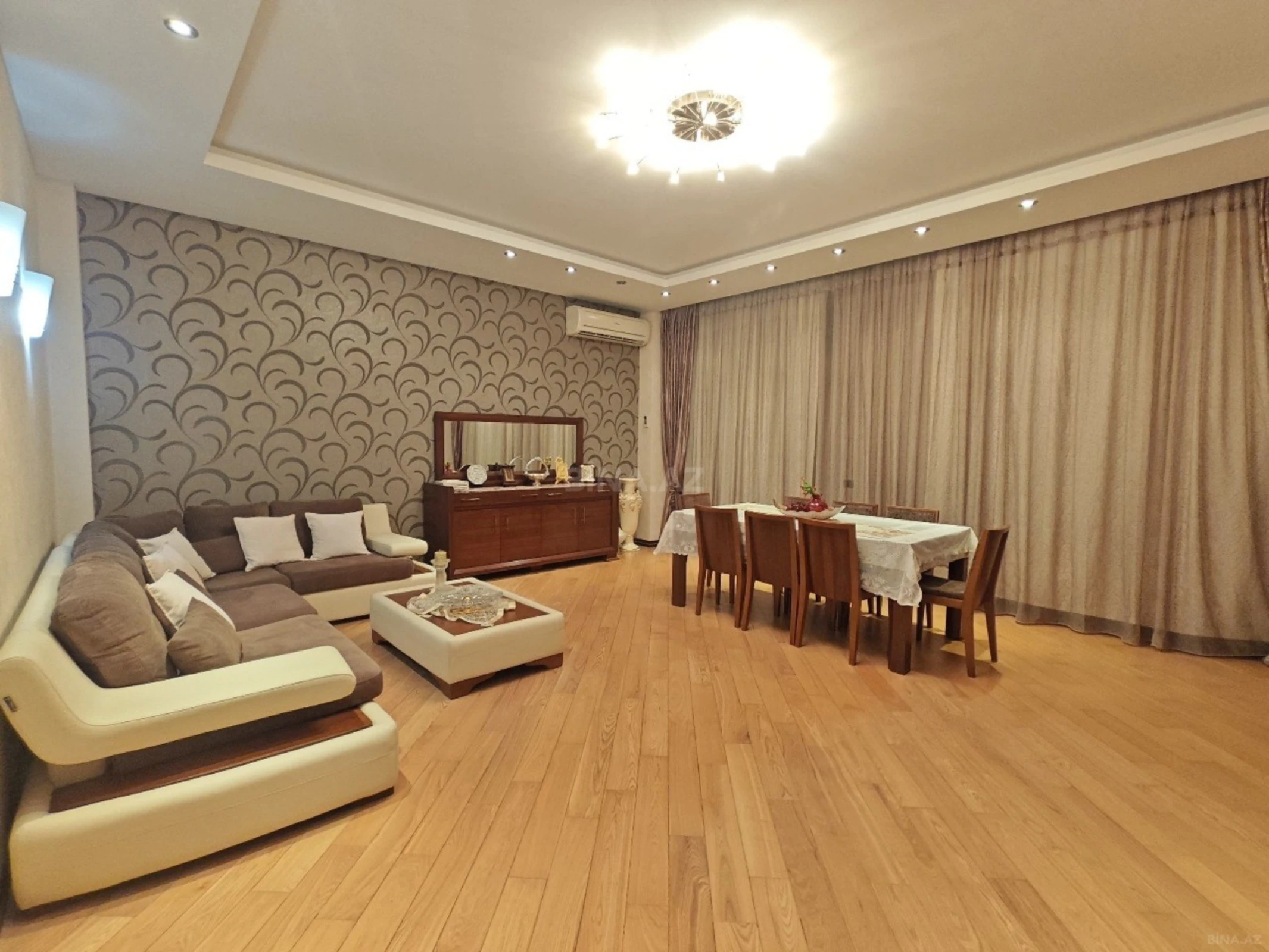 Satılır 4 otaqlı mənzil 196 m²
