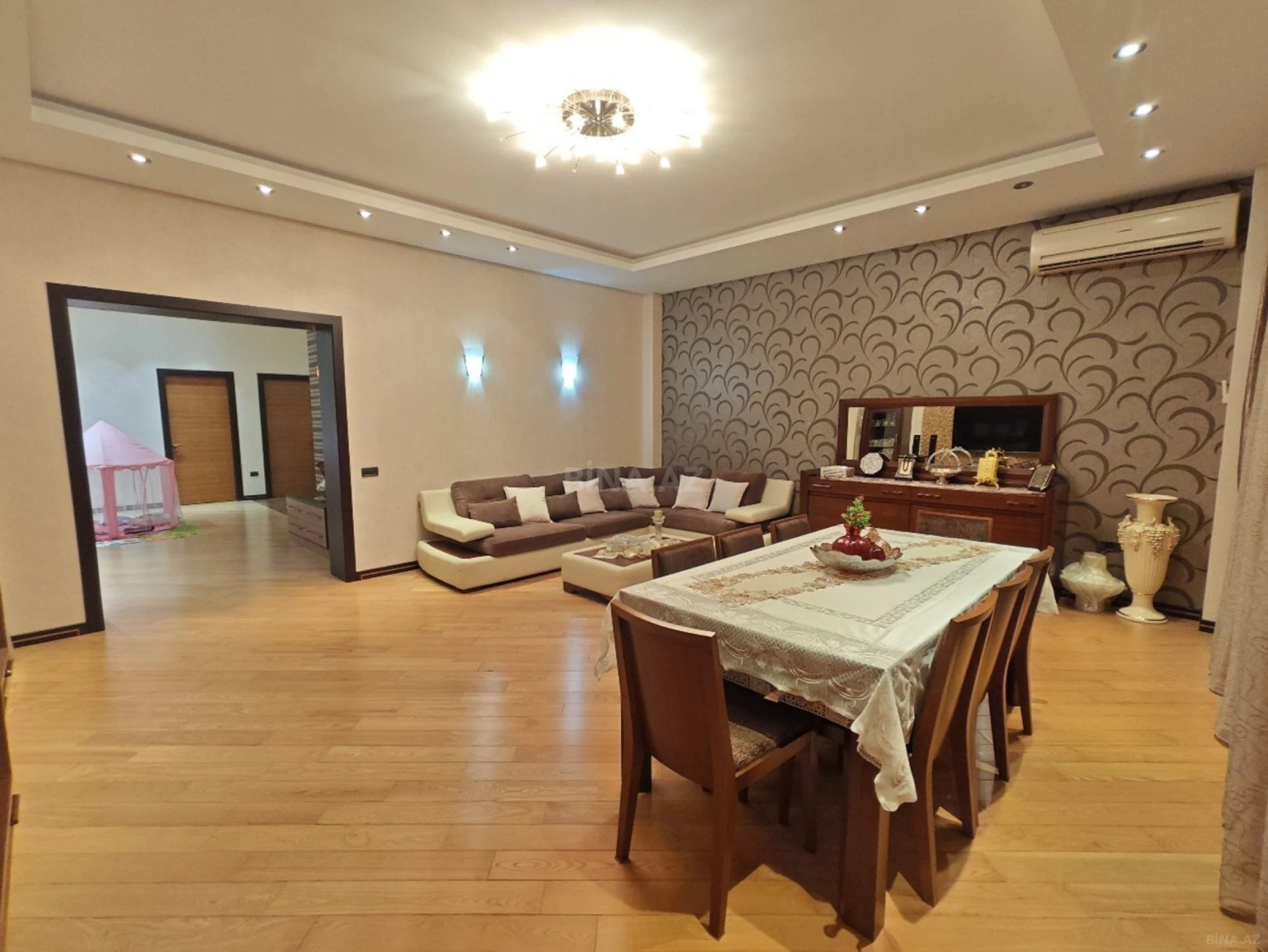Satılır 4 otaqlı mənzil 196 m²