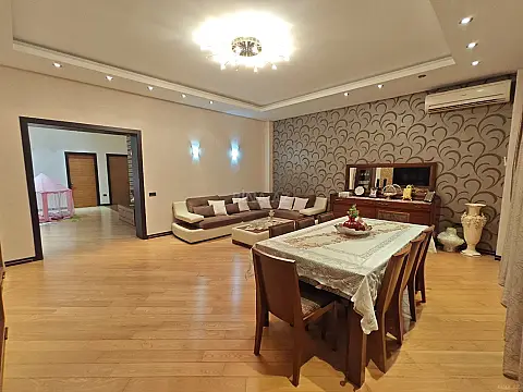 Satılır 4 otaqlı mənzil 196 m²