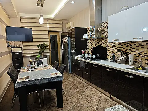 Satılır 4 otaqlı mənzil 196 m²
