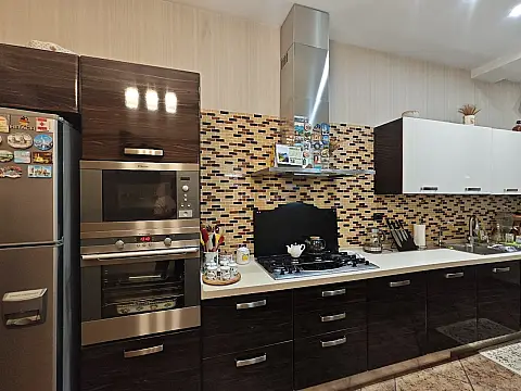 Satılır 4 otaqlı mənzil 196 m²