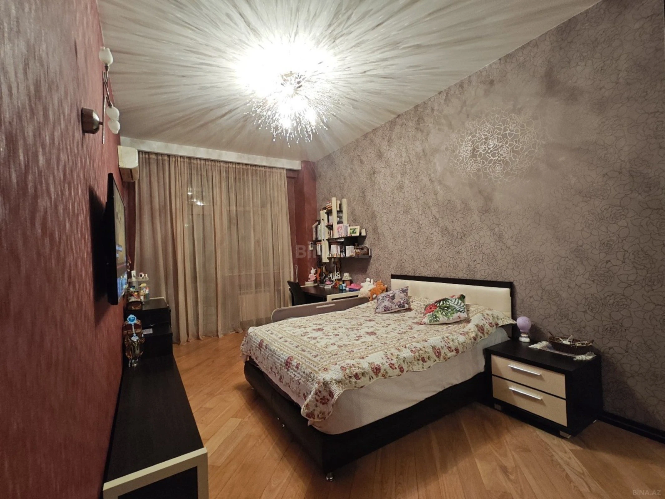 Satılır 4 otaqlı mənzil 196 m²