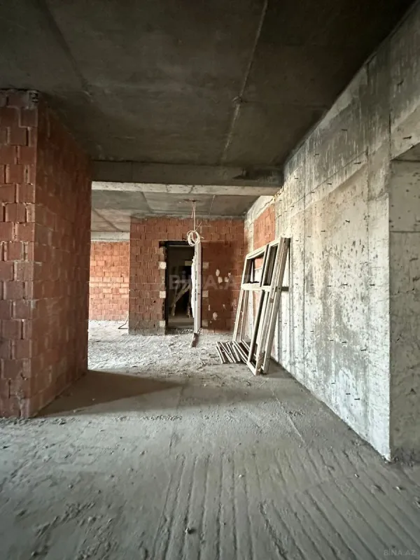 Satılır 4 otaqlı mənzil 215 m²