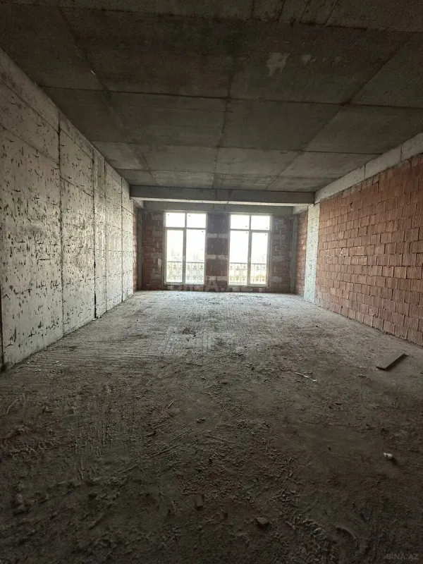 Satılır 4 otaqlı mənzil 215 m²