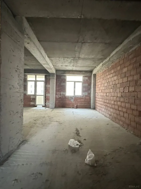 Satılır 4 otaqlı mənzil 215 m²