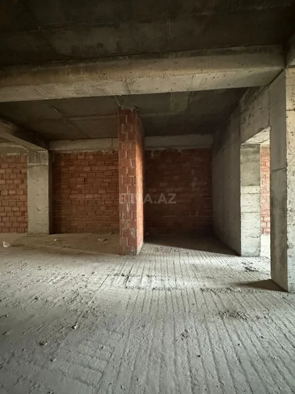 Satılır 4 otaqlı mənzil 215 m²