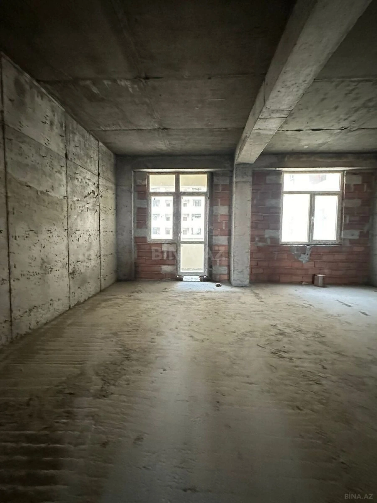 Satılır 4 otaqlı mənzil 215 m²