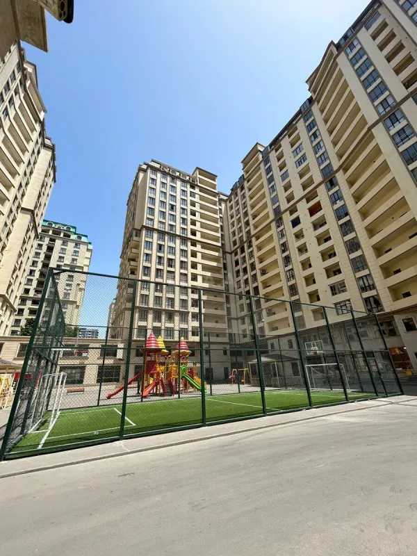 Satılır 4 otaqlı mənzil 215 m²