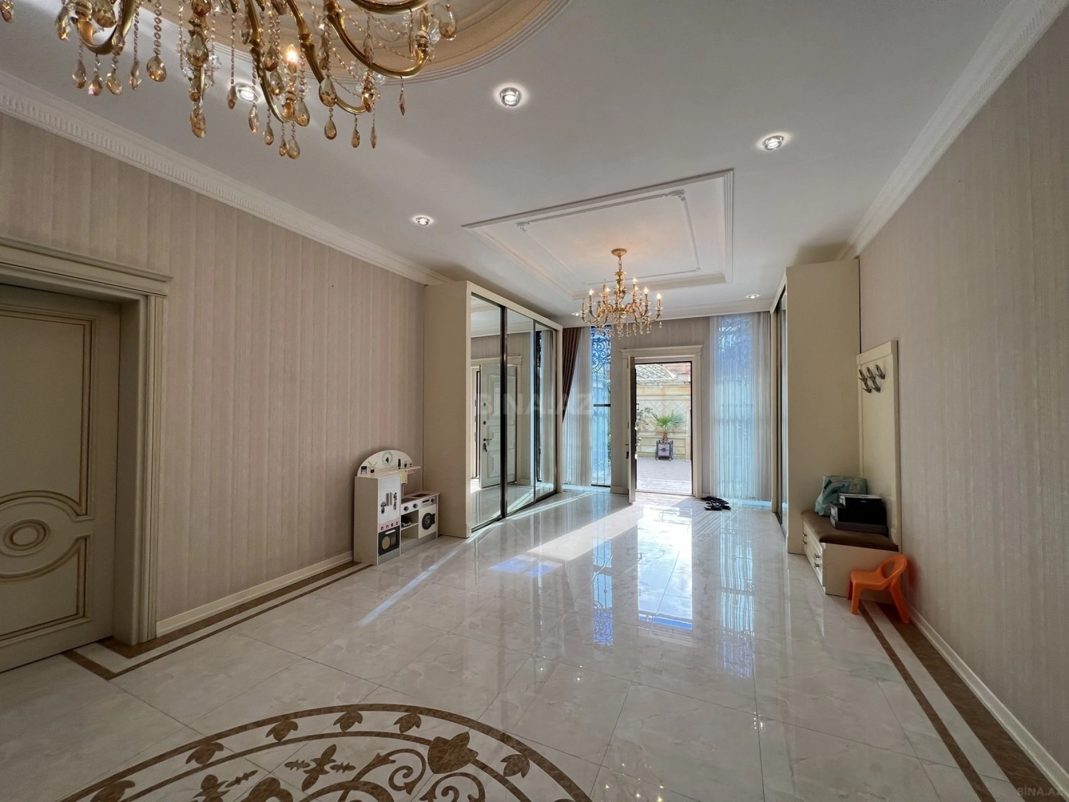 Satılır 8 otaqlı həyət evi 1000 m²