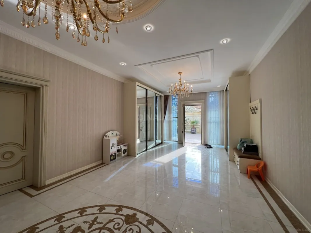 Satılır 8 otaqlı həyət evi 1000 m²