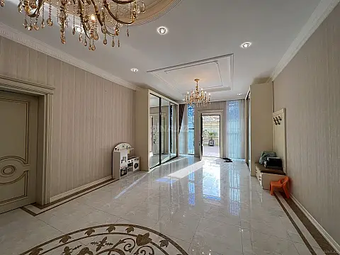 Satılır 8 otaqlı həyət evi 1000 m²