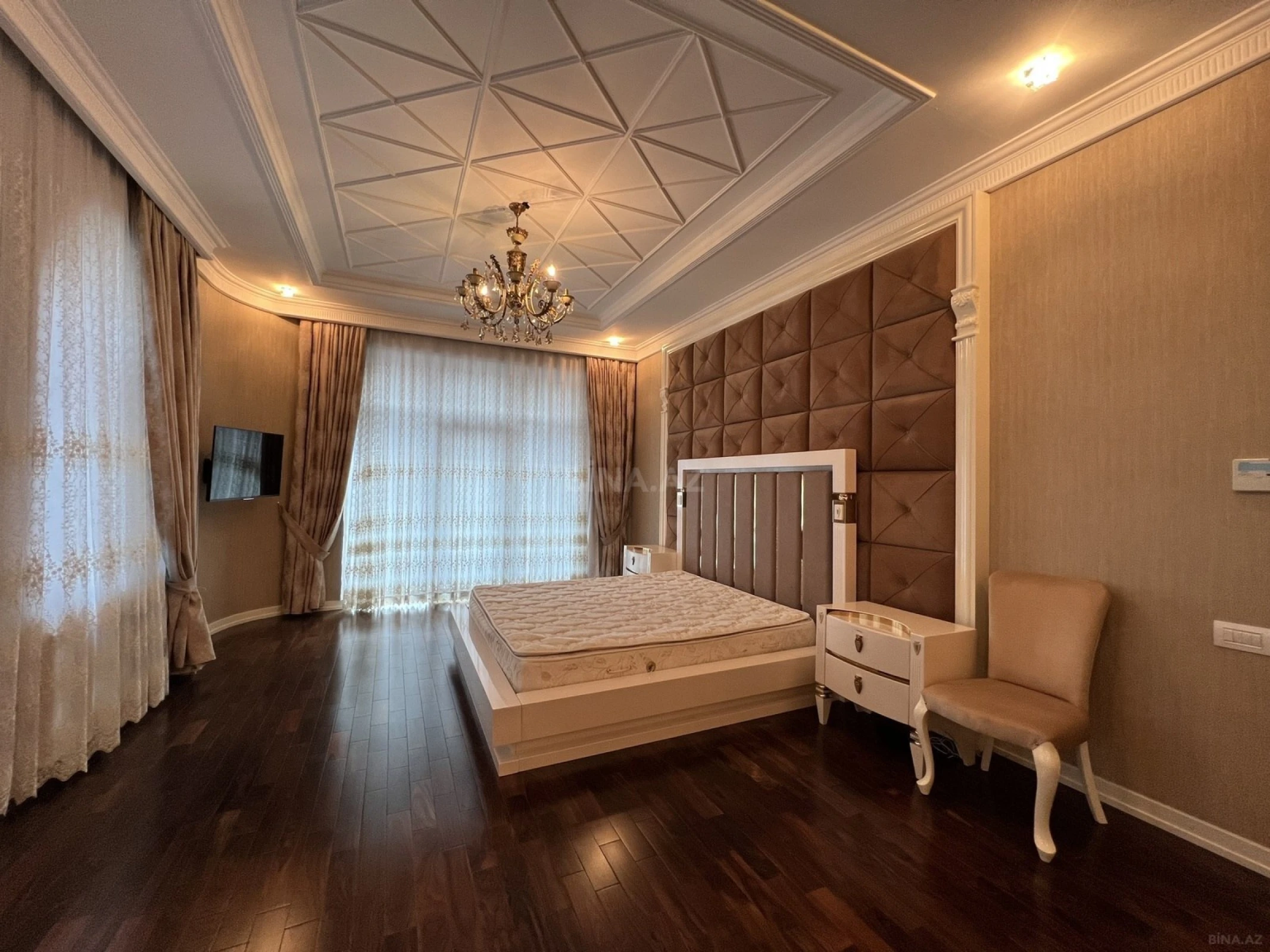 Satılır 8 otaqlı həyət evi 1000 m²