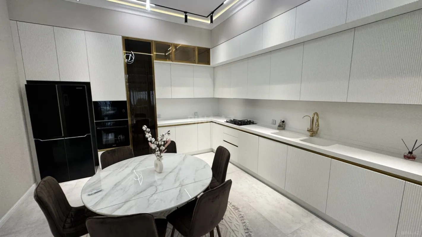 Satılır 5 otaqlı həyət evi 230 m²