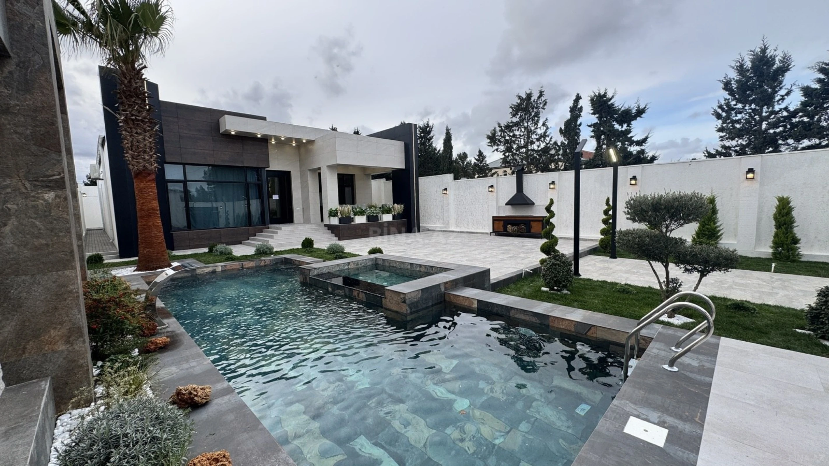 Satılır 5 otaqlı həyət evi 230 m²