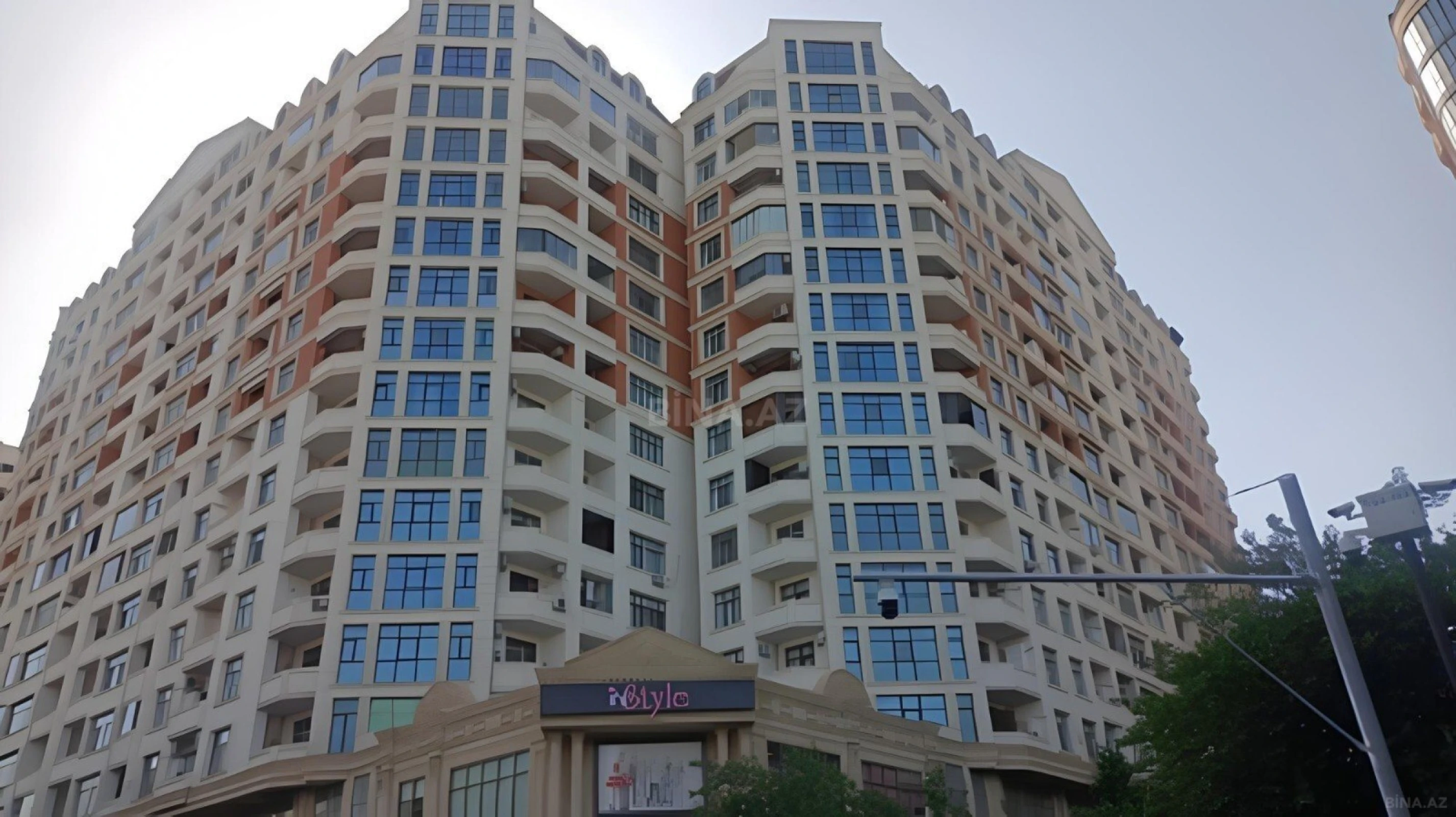 Satılır 3 otaqlı mənzil 137 m²