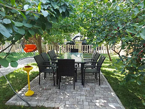 Satılır 8 otaqlı həyət evi 380 m²