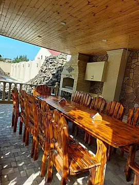 Satılır 8 otaqlı həyət evi 380 m²