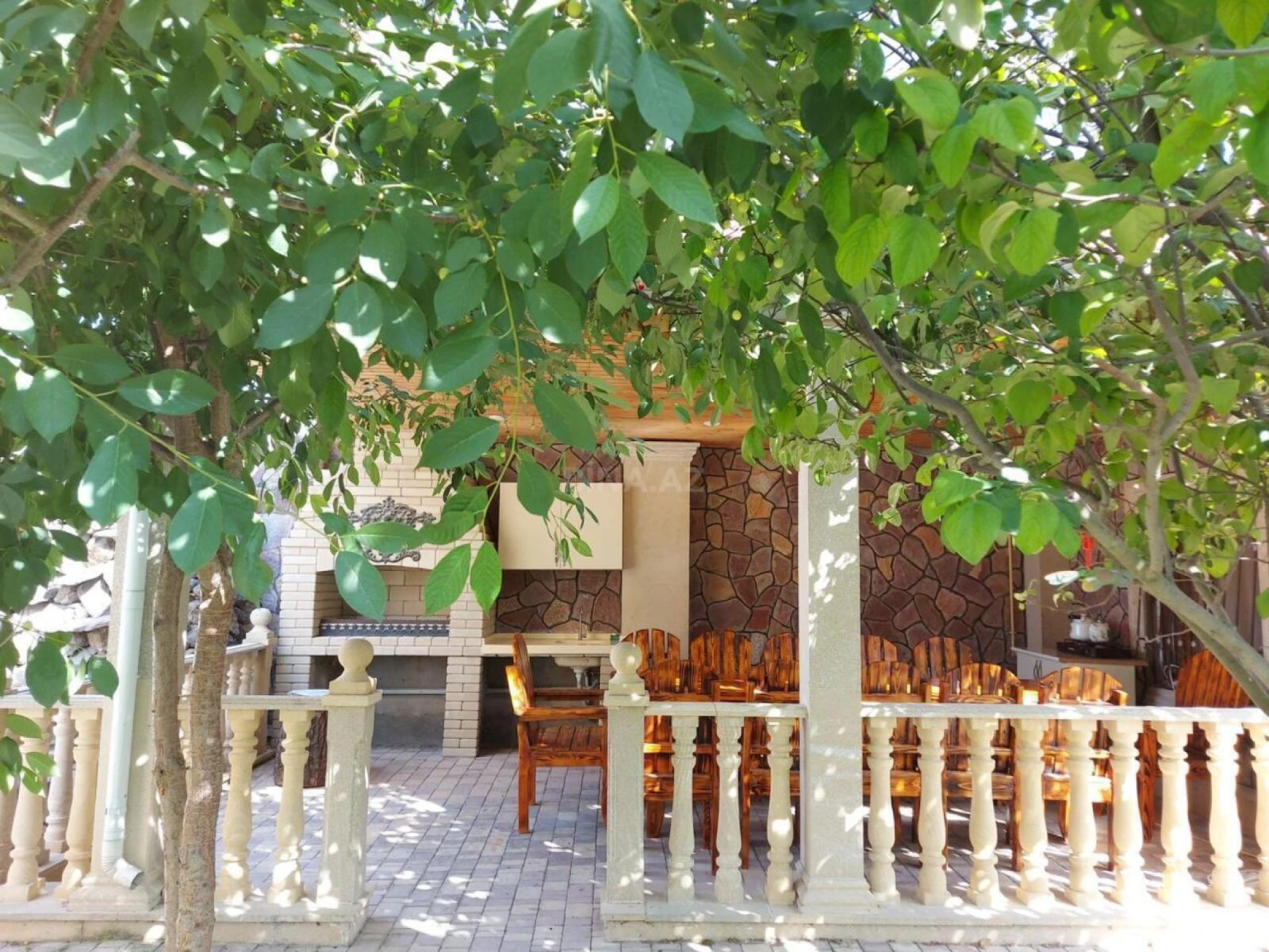 Satılır 8 otaqlı həyət evi 380 m²