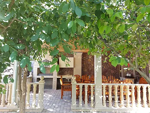 Satılır 8 otaqlı həyət evi 380 m²