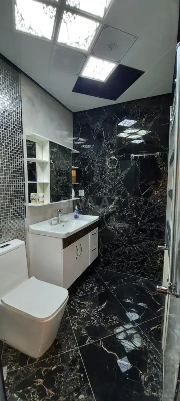 Satılır 8 otaqlı həyət evi 380 m²