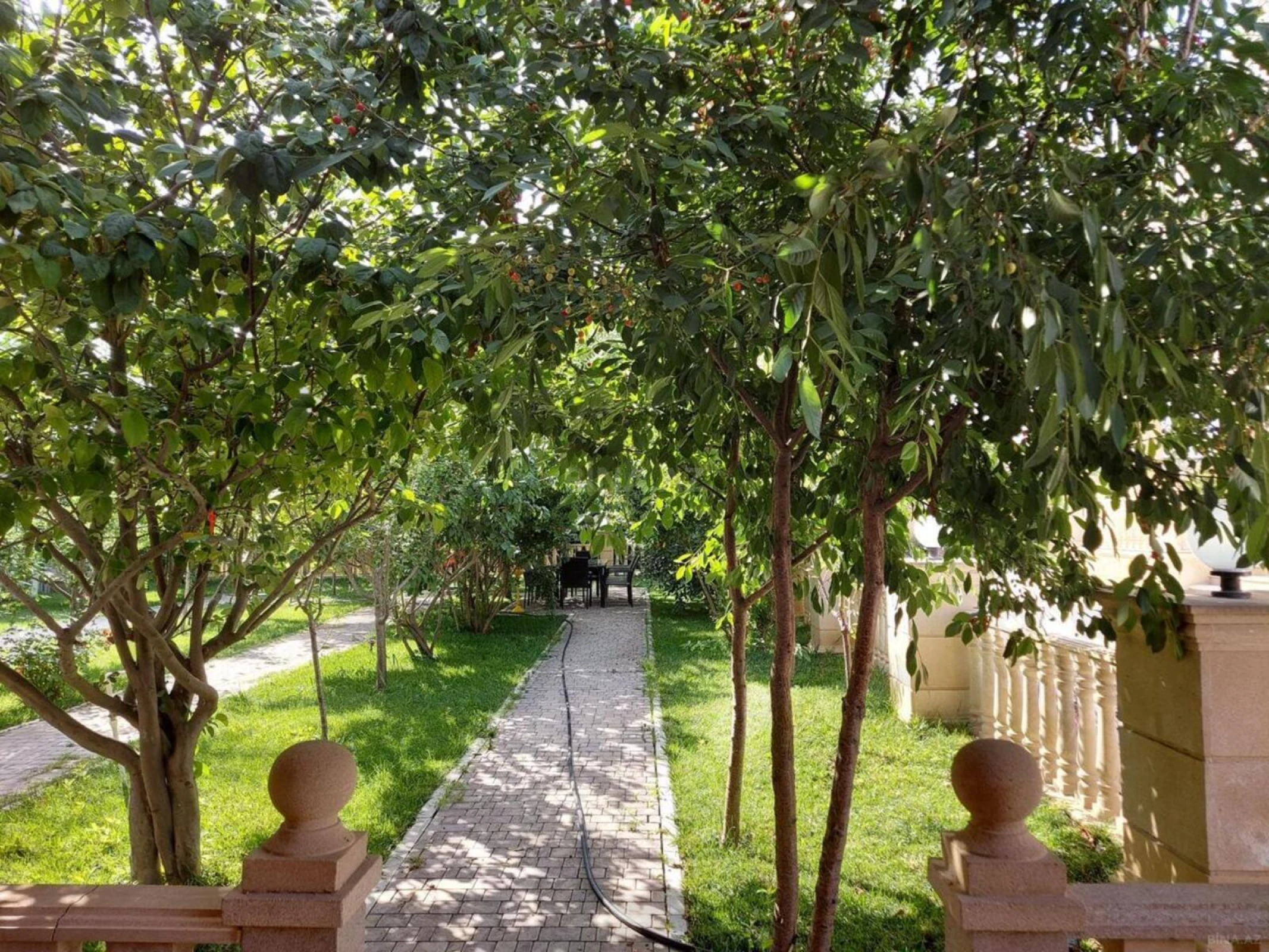 Satılır 8 otaqlı həyət evi 380 m²