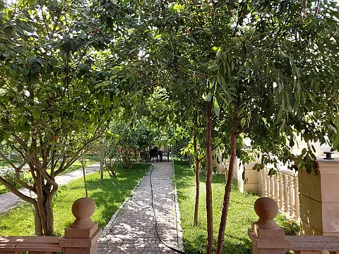 Satılır 8 otaqlı həyət evi 380 m²