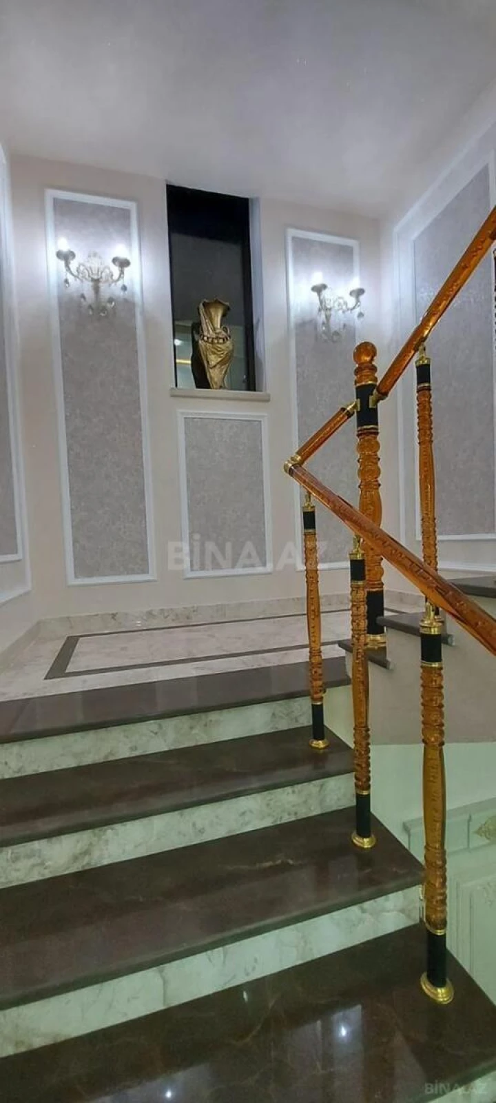 Satılır 8 otaqlı həyət evi 380 m²