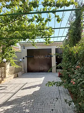 Satılır 8 otaqlı həyət evi 380 m²