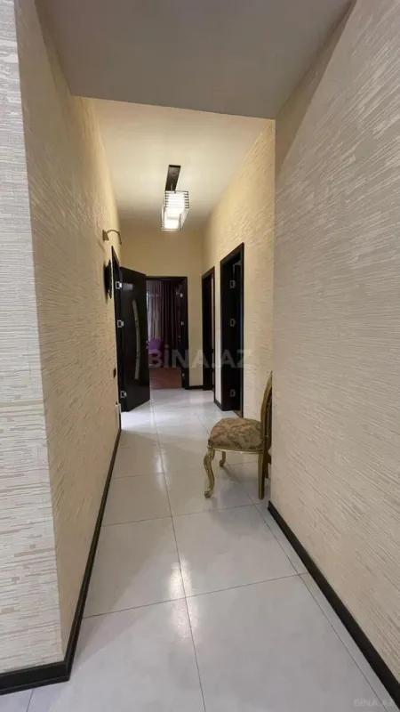 Satılır 4 otaqlı mənzil 180 m²