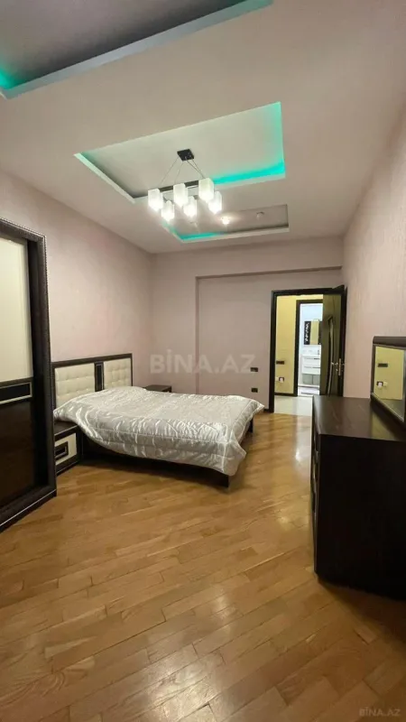 Satılır 4 otaqlı mənzil 180 m²