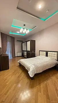 Satılır 4 otaqlı mənzil 180 m²