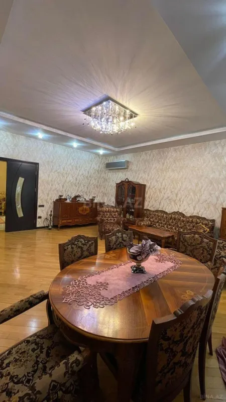 Satılır 4 otaqlı mənzil 180 m²