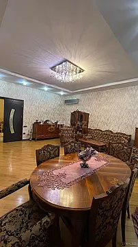Satılır 4 otaqlı mənzil 180 m²